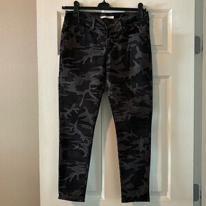 LEVI Strauss black/gray camo skinny jeans
